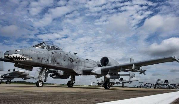 美国A-10“疣猪”攻击机，被打爆还能飞，专家：