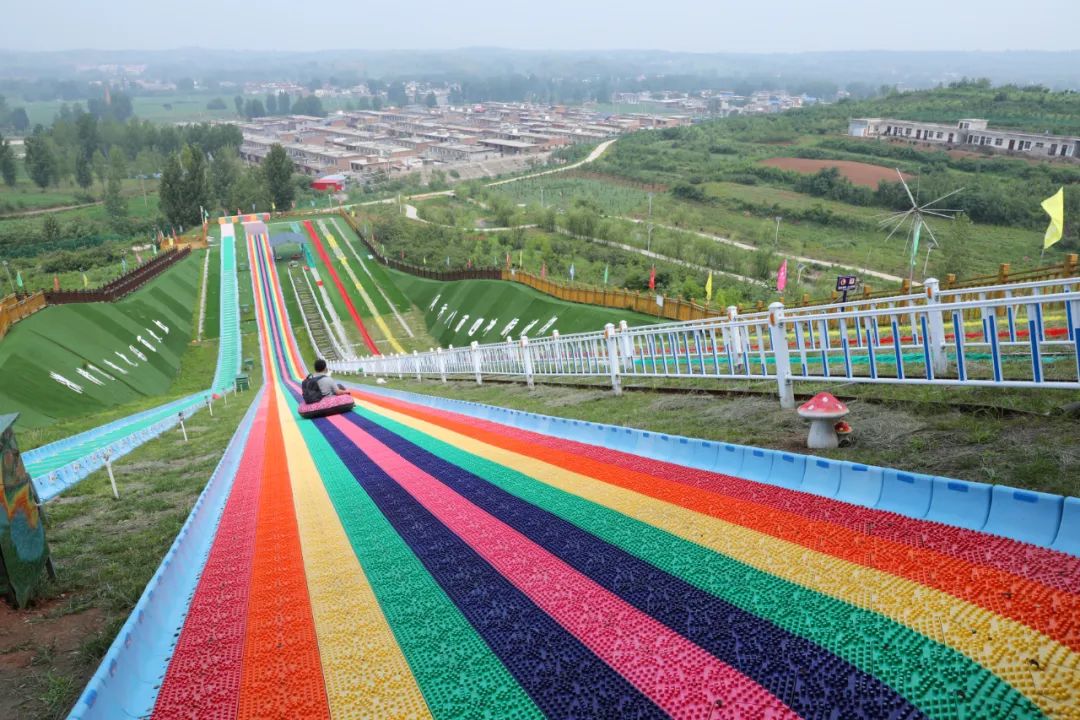 不想在生意场“瞎忙”，他导演了一场乡村“变