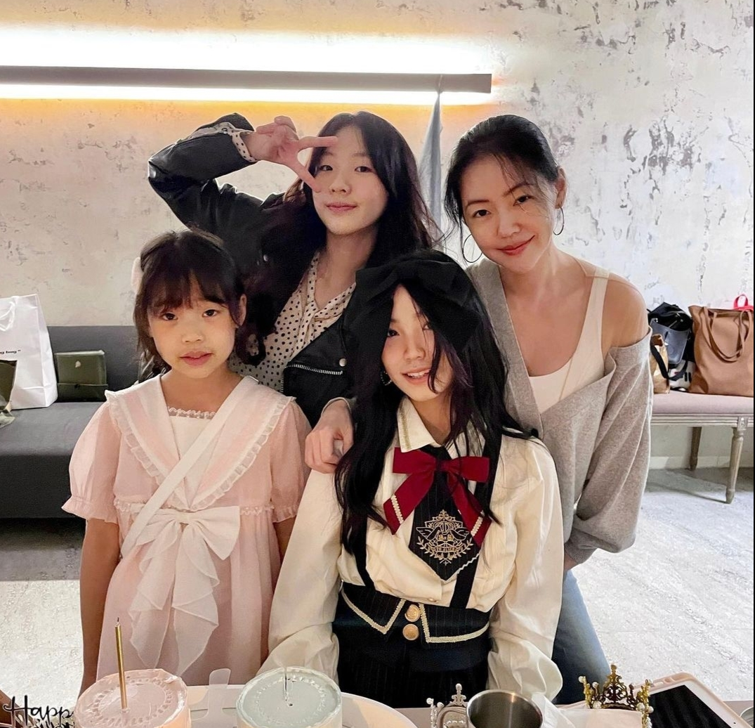小s13歲女兒曬慶生照，Lily清純甜美，母女四人同框似姐妹