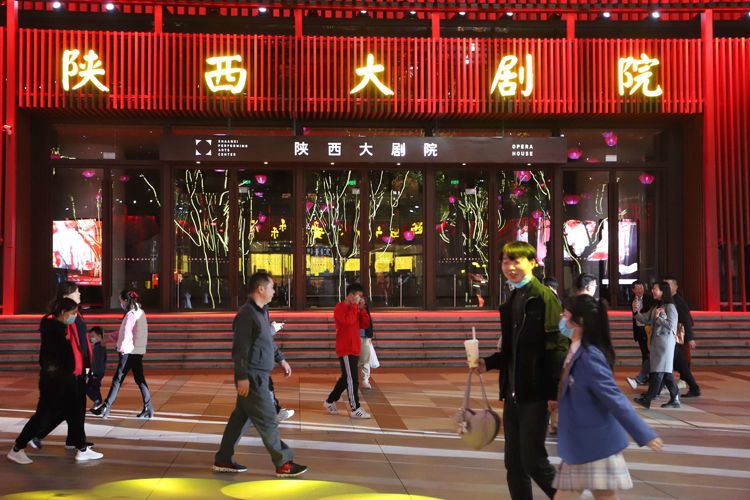 What camera lens falls is big the Tang Dynasty not nocturnal city, xi'an is the most beautiful night scene, come here if suddenly passes through days