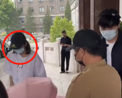 唐艺昕产后全身照首曝光，看了她脚上鞋子，这才是妈妈该有的样子