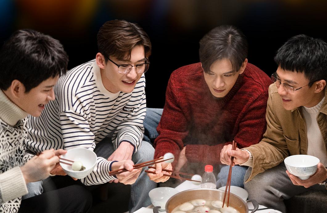 Yan Kong is chasing after a new drama, "Gentlemen, please stand at ...