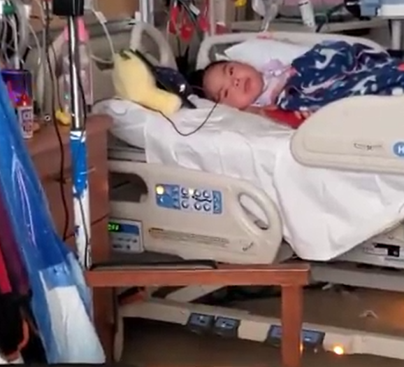 4岁女孩背痛 确诊新冠后竟瘫痪 父亲刚染疫死