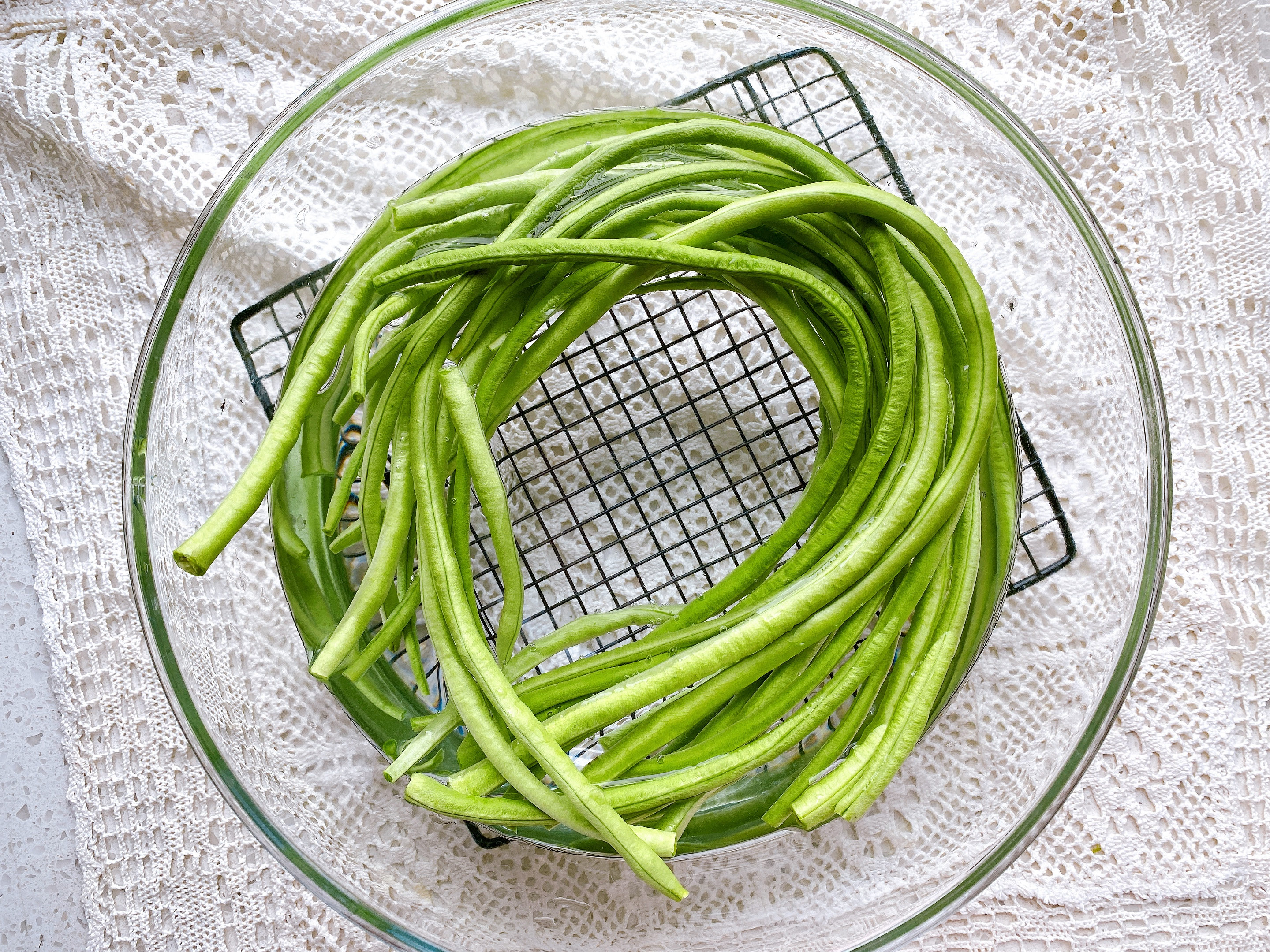 豆角做成饺子原来这么好吃，颜色翠绿不发黄，皮薄馅多，鲜嫩多汁