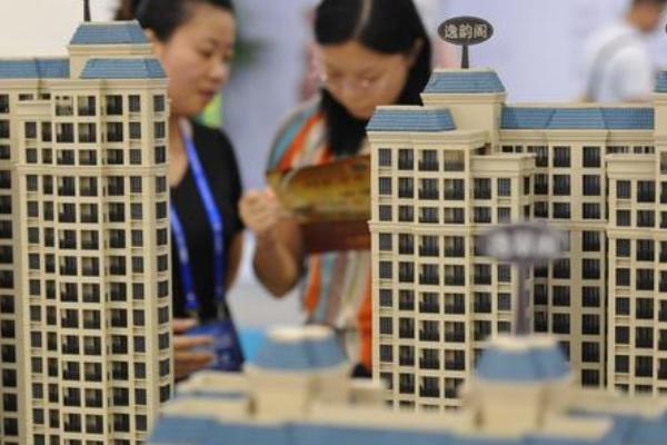 我国三四线城市的房子供过于求，但房价却没下