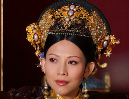 甄嬛传：皇后为何年老后戴着一朵蓝色小花？甄