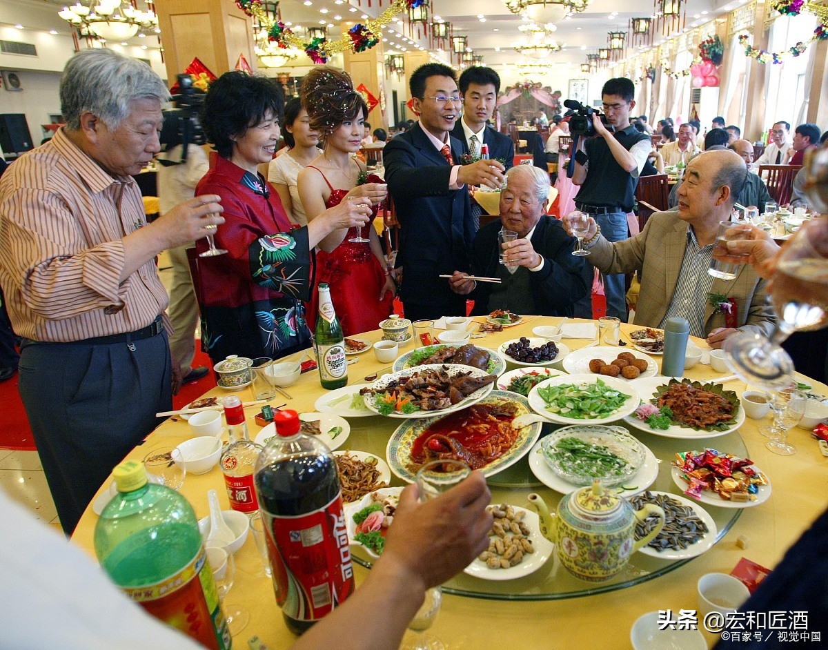 酒桌上怎么做才能顯得得體？（收集整理）