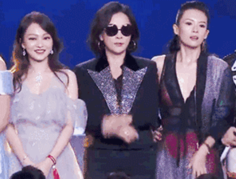 章子怡酒后手乱动，汪峰一脸尴尬不出声，她却