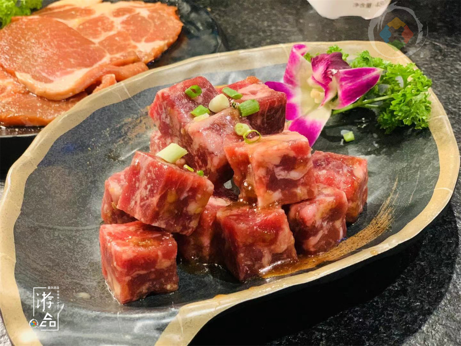 来历不明的东北烤肉，需要蘸着麻酱吃，重庆人纷纷表示拒绝