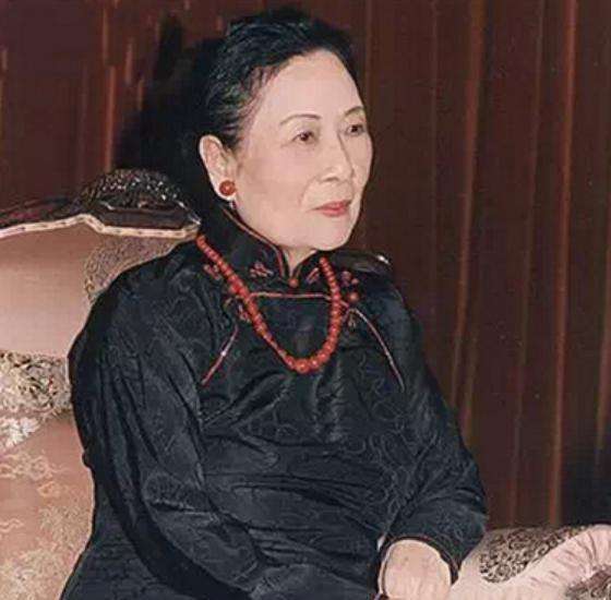 宋美龄这个习惯坚持了一生，晚年视力变差后，让身边侍从很是难堪