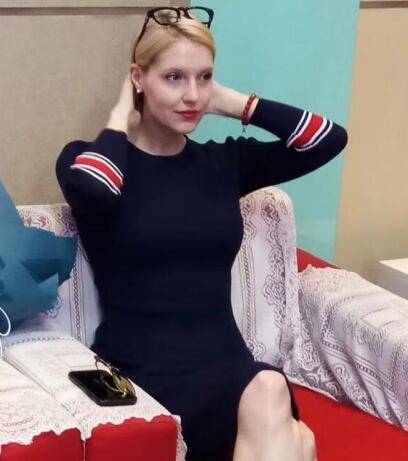 撒贝宁外国妻子晒亲吻照，穿露背紧身裙秀身材