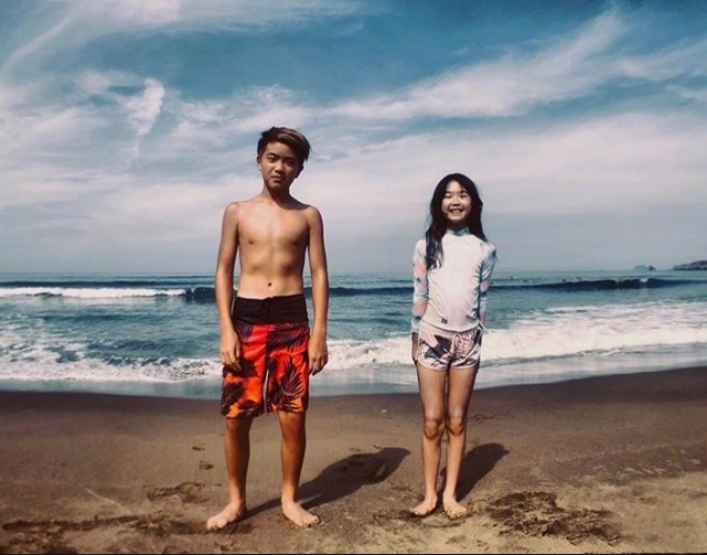 曹格曬夫妻合照撒糖，手撫老婆小腹表情吃驚，吳速玲被猜懷三胎