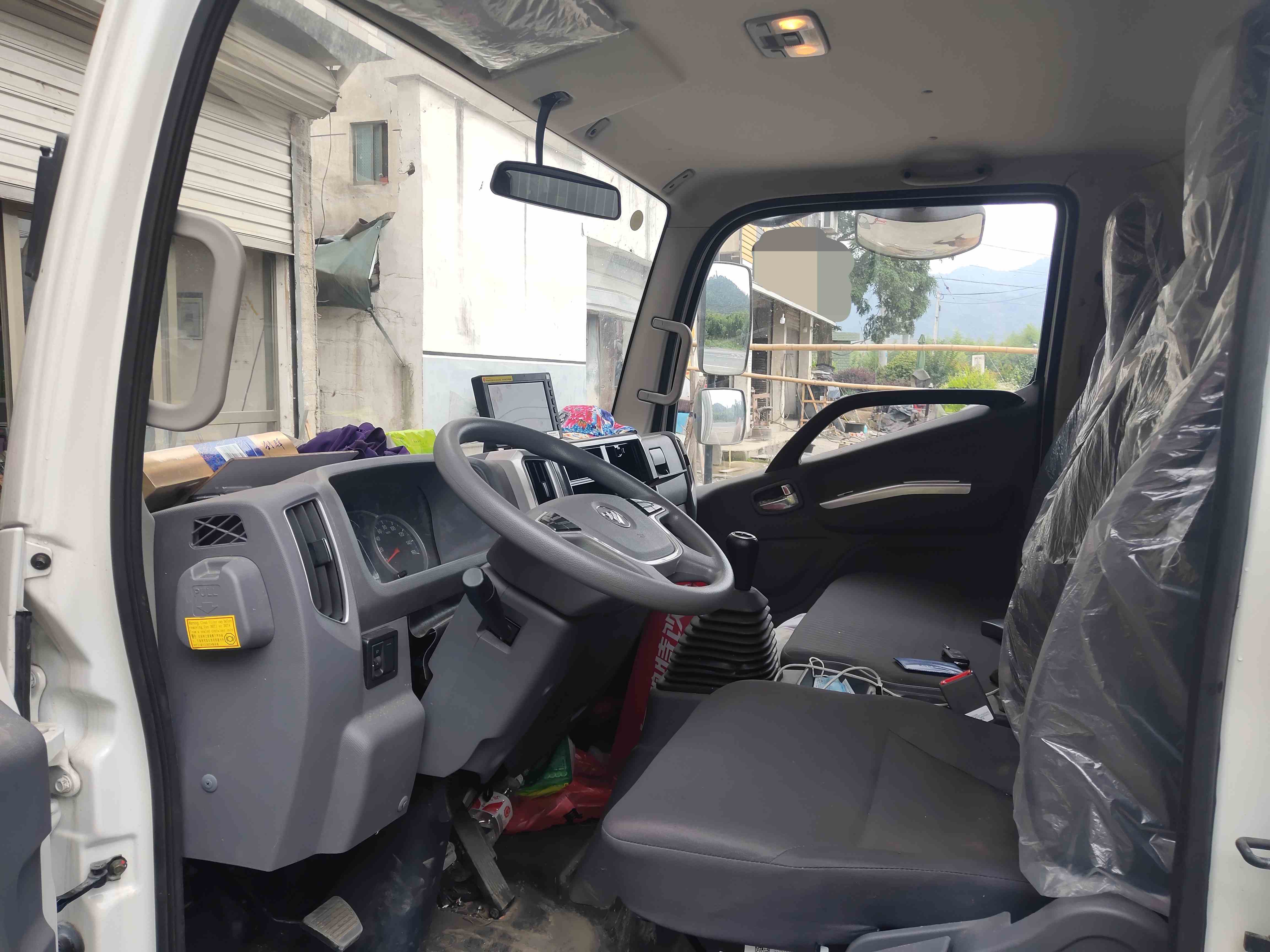 剛買的新車就發(fā)現(xiàn)車門漏水，沒想到評估師檢測后發(fā)現(xiàn)更多問題