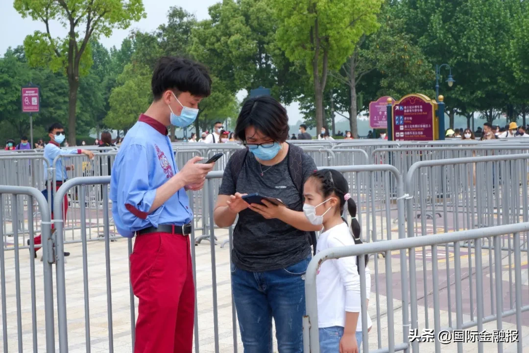 上海迪士尼重新开放首日初体验：隔排就坐玩项