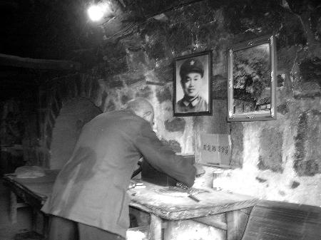 开国中将回乡探亲，住一晚扭头就走，亲友愤怒，30年后才知实情