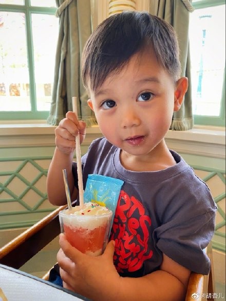 胡杏兒夫婦帶娃過母親節，收兒子花束貼臉親吻，剛出月子就穿短褲