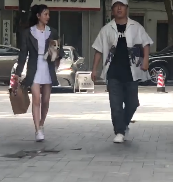宋祖儿黄渤综艺路透照被疯传，看清她的鞋子，这是对前辈最大尊重