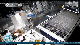 兴化：母子被压在4吨重钢板下 村主任喊来众村民合力救人