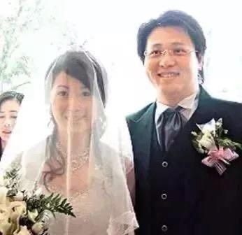 50岁孟庭苇罕晒近照，满头乌发肌肤白皙似少女，