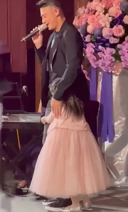 林心如霍建華兩親家罕見同框：男方摟岳母高歌，婆婆抱女方親臉