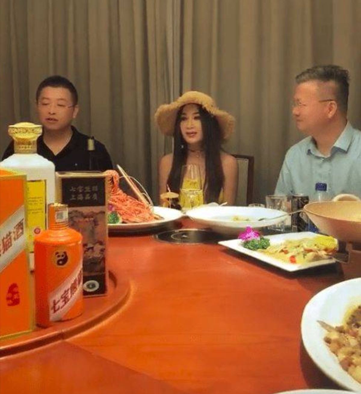 55岁温碧霞现身酒局，妆容艳丽身材超好，周围一圈领导她坐C位