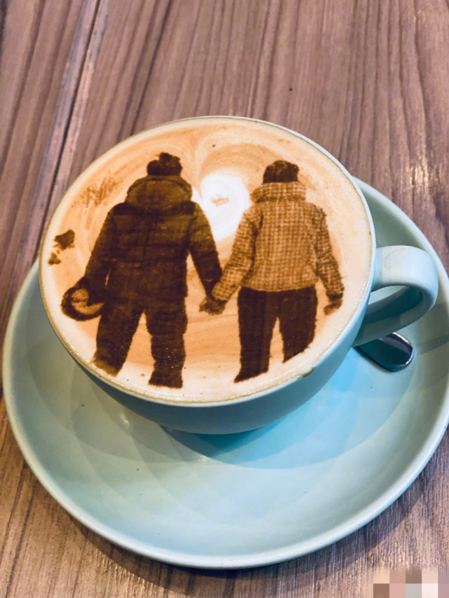 张智霖陪老婆理发宠溺放闪，夫妻恩爱同框，袁咏仪眼神抢镜