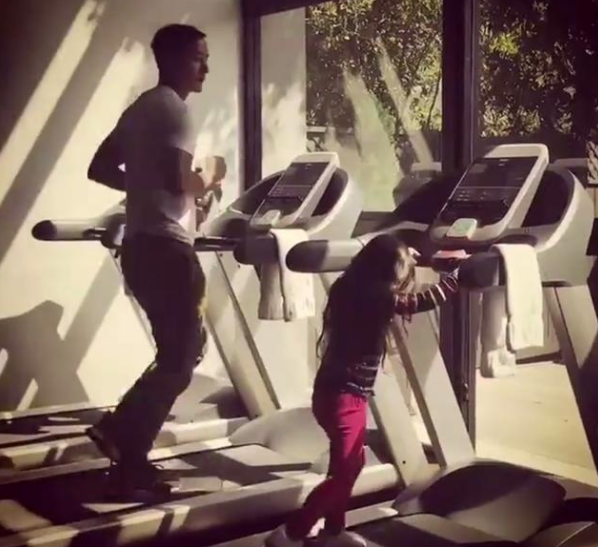 吳彥祖曬與證書同框，自稱一個月考出3張證，成新晉娛樂圈賽車手