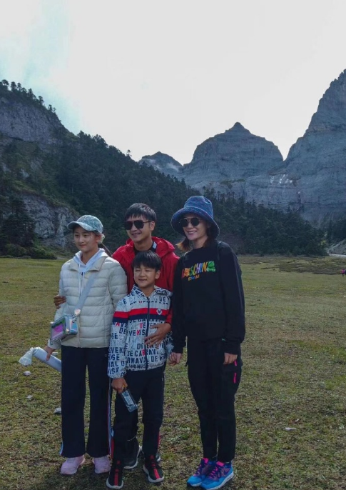 田亮一家四口旅游，12岁森碟暴风长高，身材健壮练出运动员身材