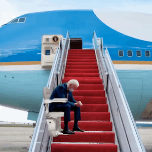 78歲拜登乘機連摔三跤跪倒在地！網(wǎng)友狂玩梗，川普兒子笑開花