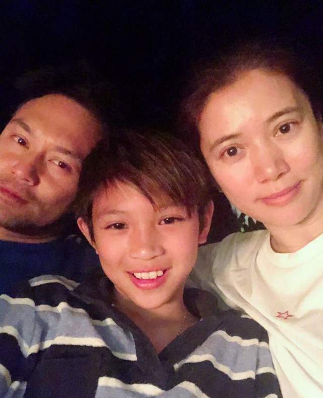 袁咏仪七一游普陀山为祖国祈福，魔童比妈妈高，一家三口太幸福