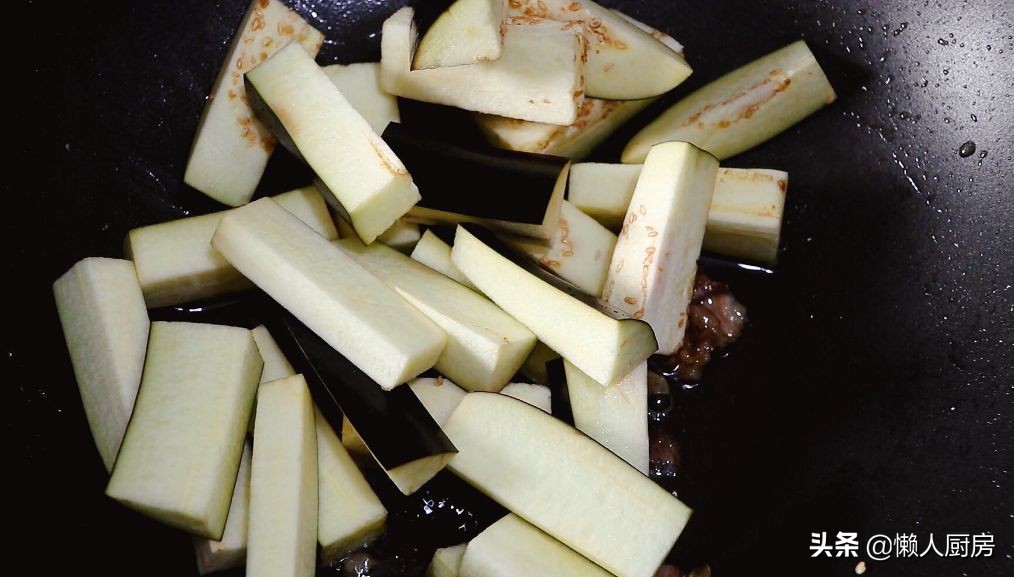 茄子和豆腐放在一起煮，會碰撞出什麼美味，天涼了就愛吃砂鍋菜