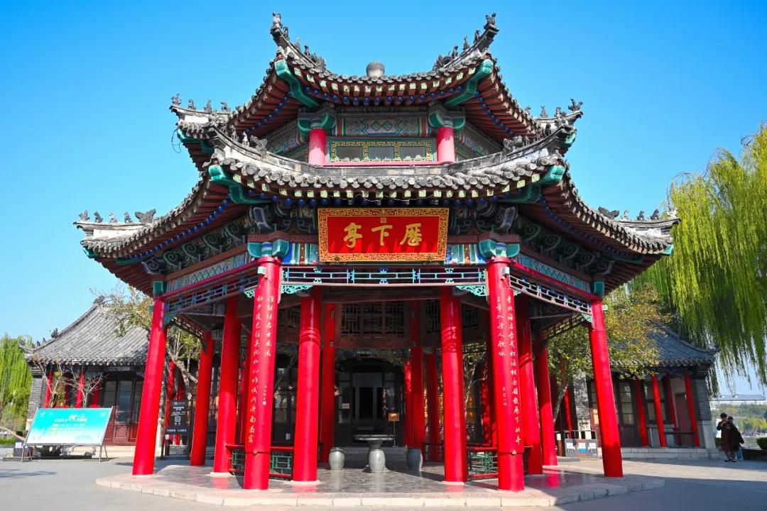 導(dǎo)游帶您深度游，濟(jì)南大明湖吸引人的，不僅僅是風(fēng)景