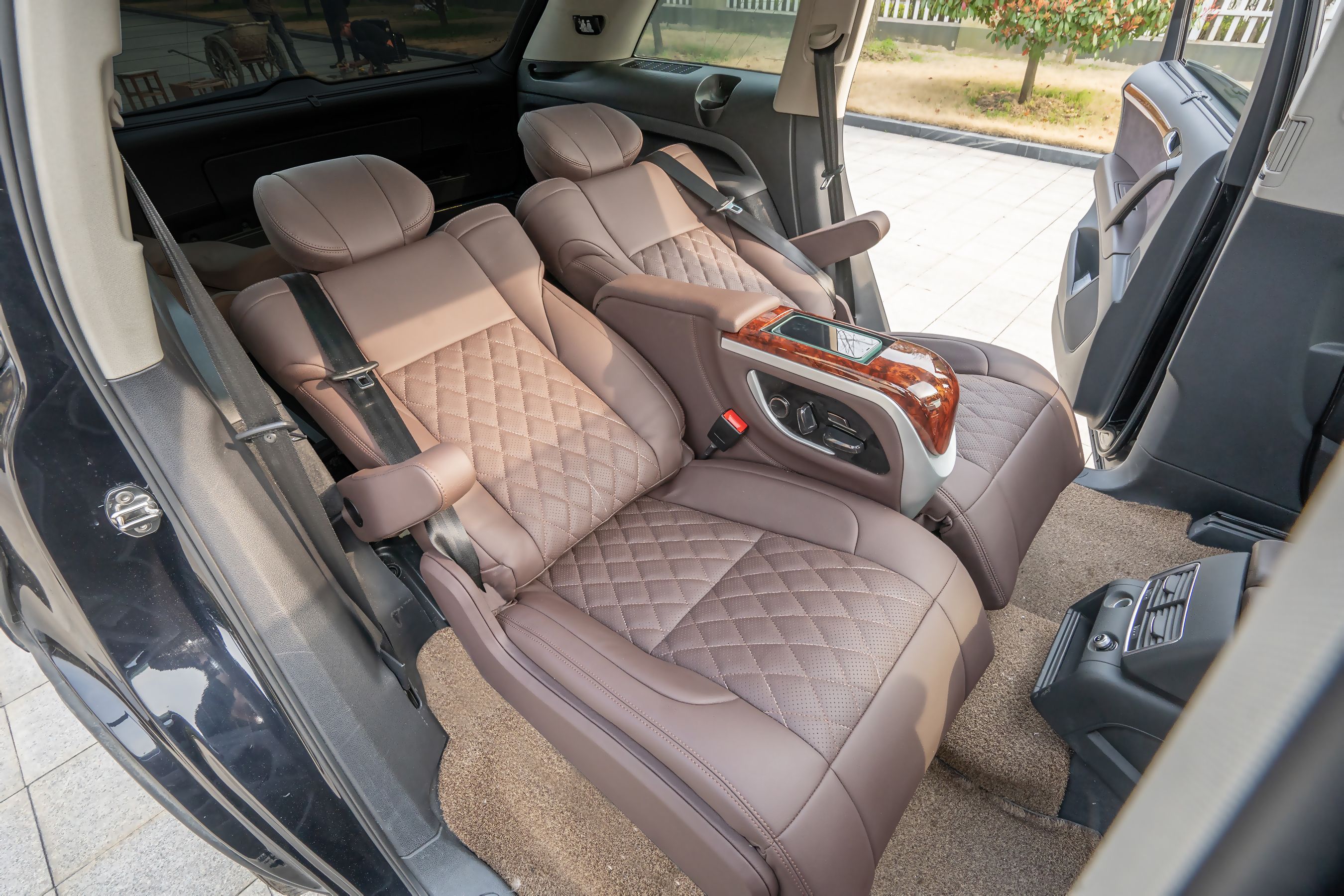 Audi Q7 midrow upgraded aviation seats are correct for both domestic