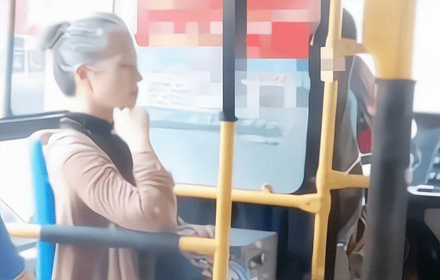 “公交车奶奶”走红，坐姿优雅妆容精致，网友