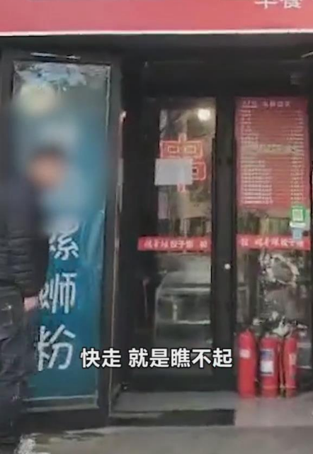 吃饭|农民工餐馆吃饭拿两瓣蒜被老板赶走 老板：就是瞧不起你