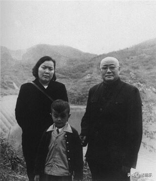 她14岁参军，19岁嫁给元帅，6个子女中有3个将军