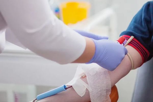 献血车无人问津，为何无偿献血的人越来越少了