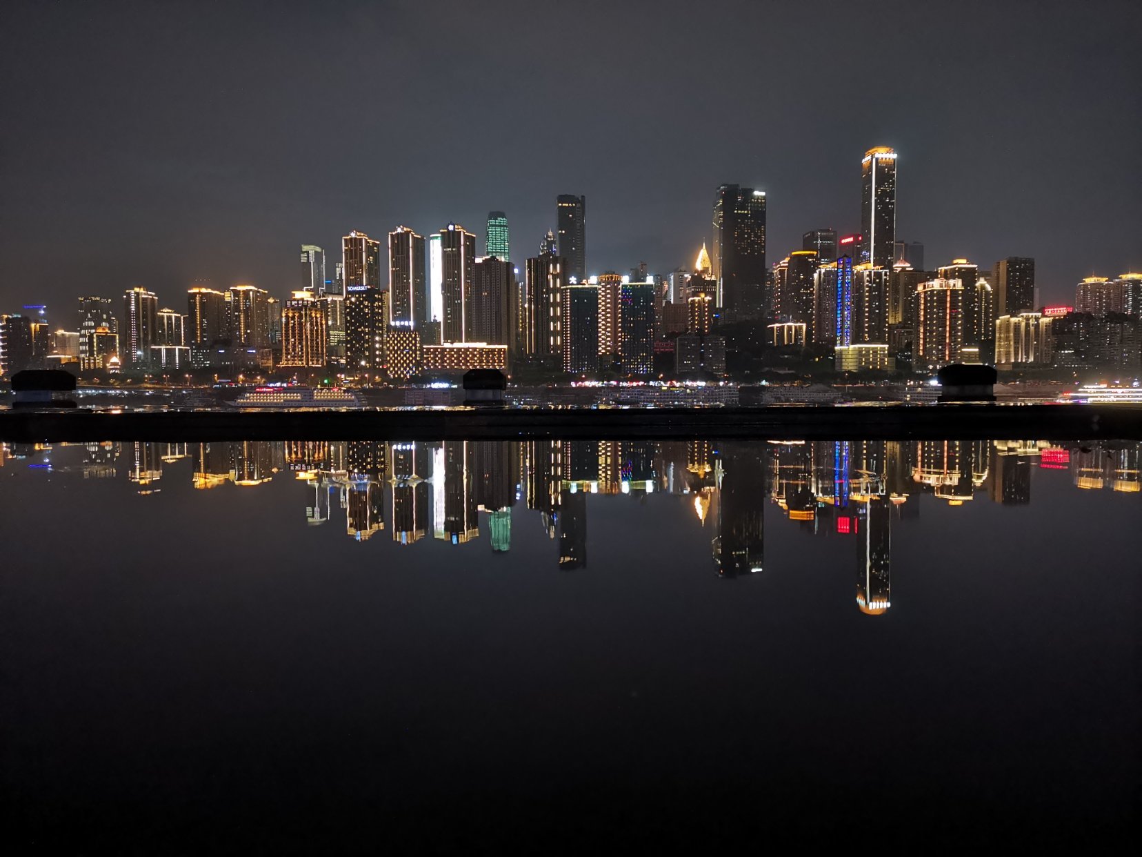 重庆南滨路天空之镜被吐槽，一个普通的小水池，还被当成宝贝