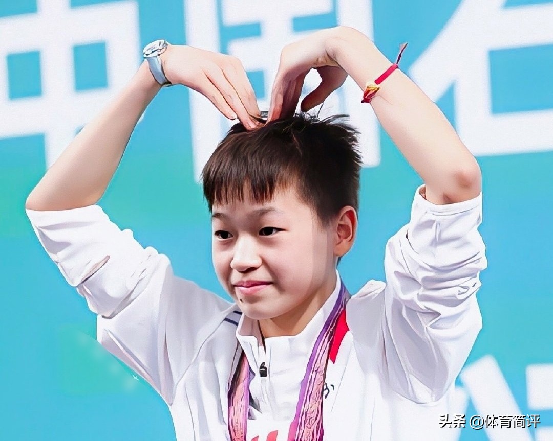 好样的！全红婵因不忍心看到志愿者下蹲难受，主动要求拿话筒