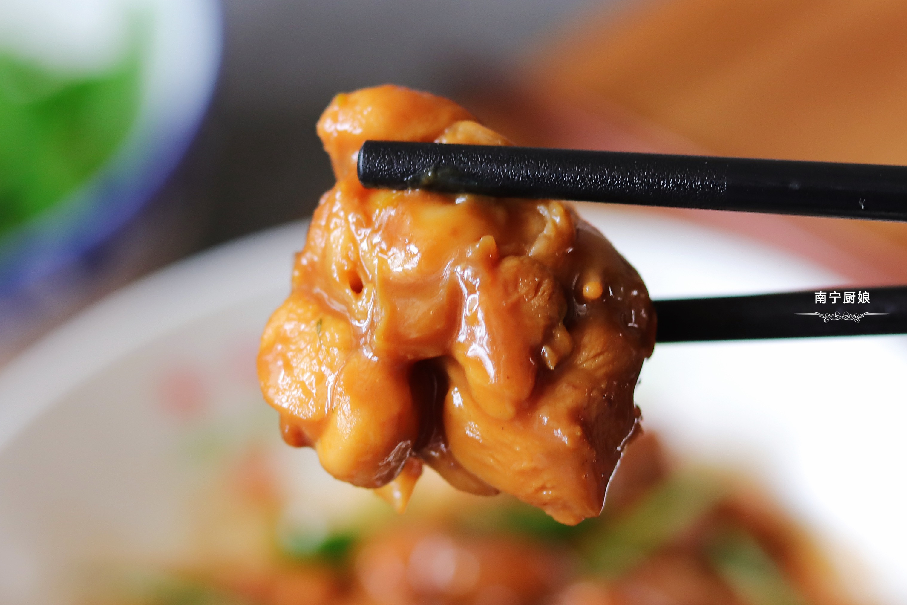 把4个鸡腿丢进锅里简单一焖，出锅变美味，一个人吃完一锅不过瘾