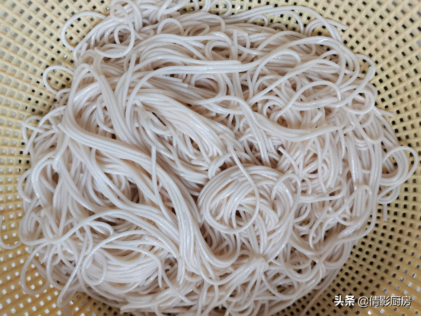 When using dried noodles to make fried noodles, master these 2 tricks. The fried noodles are not only strong but also non-sticky.