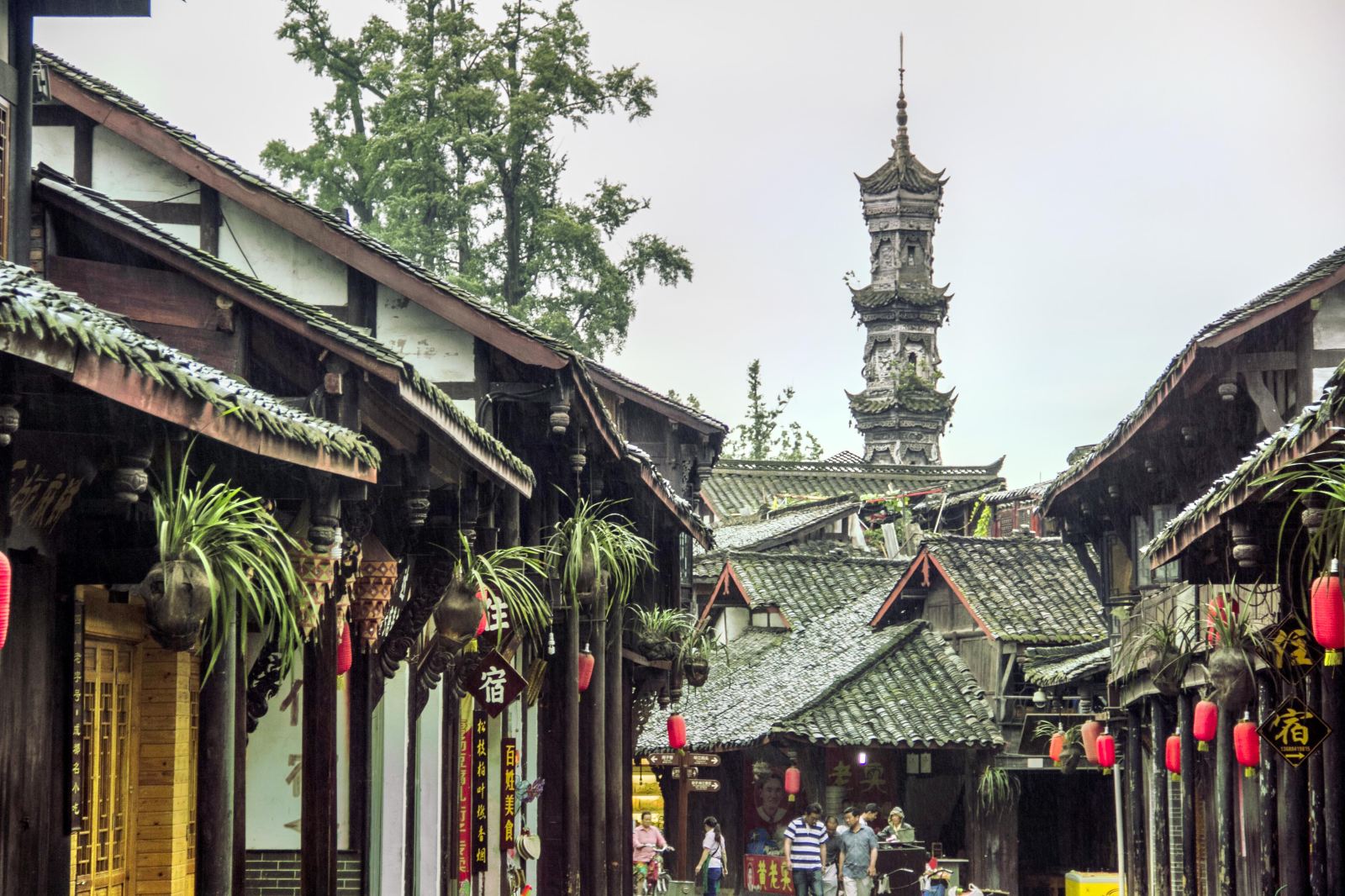 There is a thousand-year-old town in western Sichuan, famous for its landscape