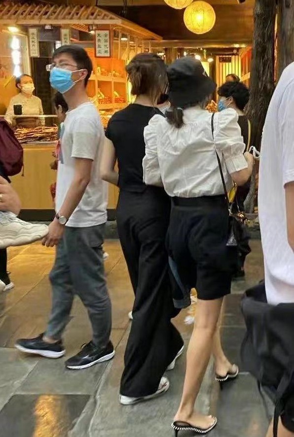 偶遇汪峰夫婦帶孩子用餐，章子怡跟小蘋果形影不離，母女關係親密