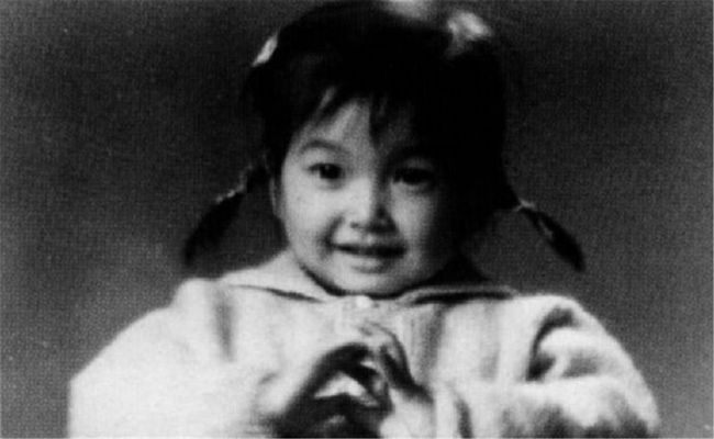 江珊：閃婚震驚一時，與靳東姐弟戀5年，如今54歲卻依舊美如少女