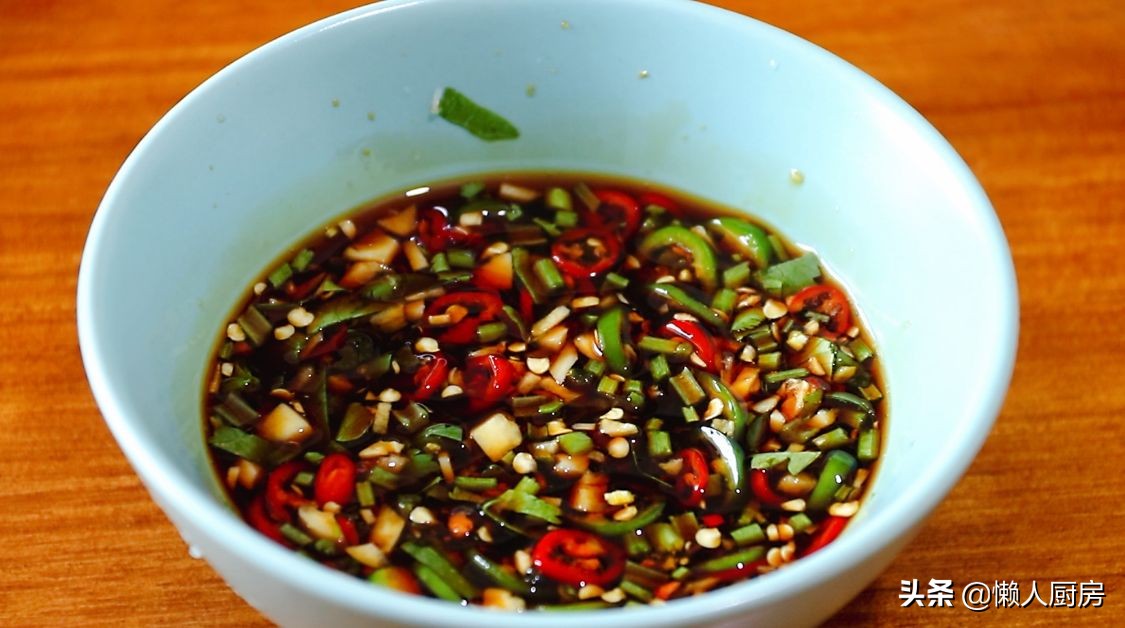 碰到這椰子別手軟，價格便宜，人人吃得起，塞進一隻雞，解饞