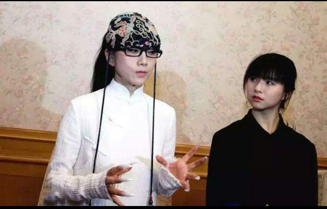杨丽萍10年都没摘帽子，本以为是装饰，摘下帽子那一刻终于懂了！