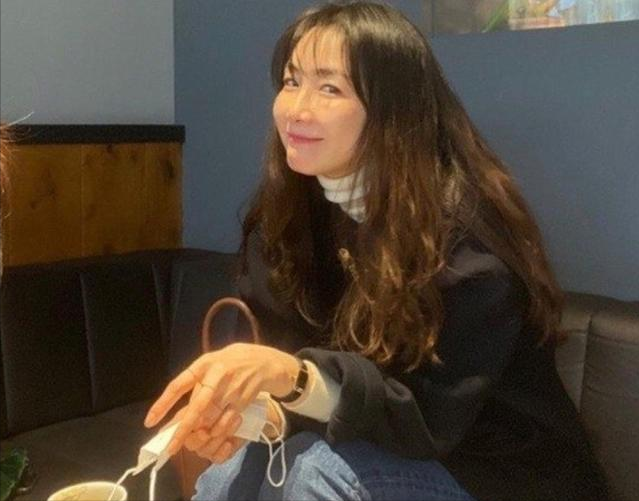 崔智友母女同框，9月女兒首露面小臉肉嘟嘟，落地窗前花園似森林