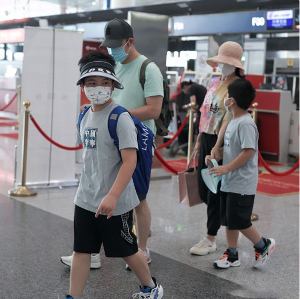 沙溢一家四口现身，妻子休闲穿搭显活力，7岁小儿子个头超妈妈肩