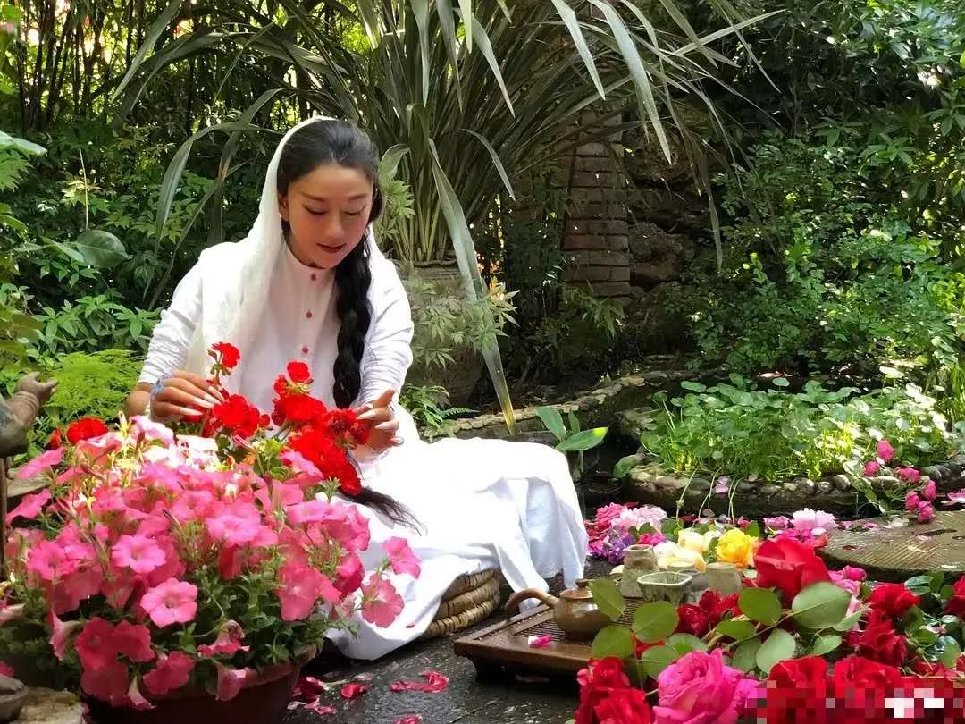 杨丽萍新照只剩骨架，瘦如竹竿皮肤糙，不穿民