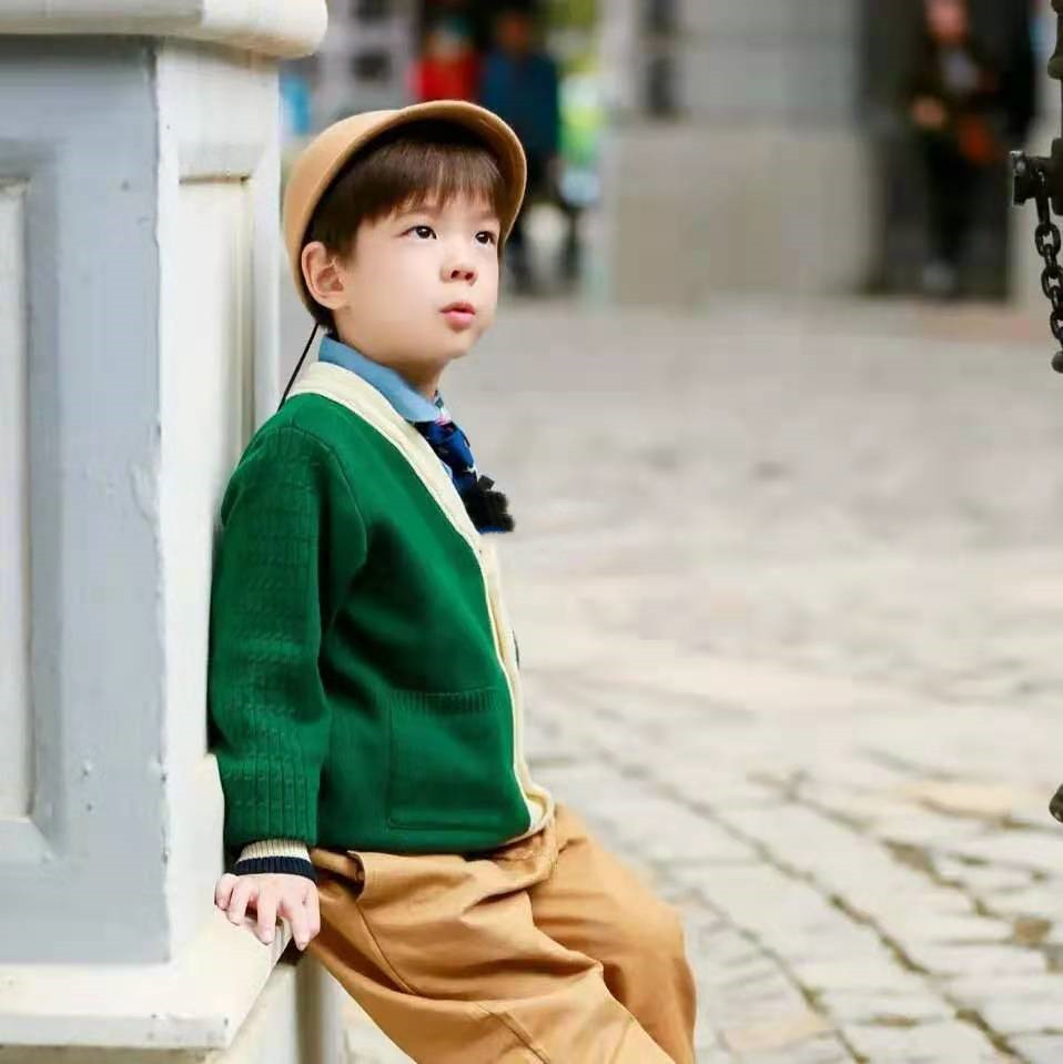 霍思燕生二胎，嗯哼和一个小女孩同框，有没有可能是他的妹妹？